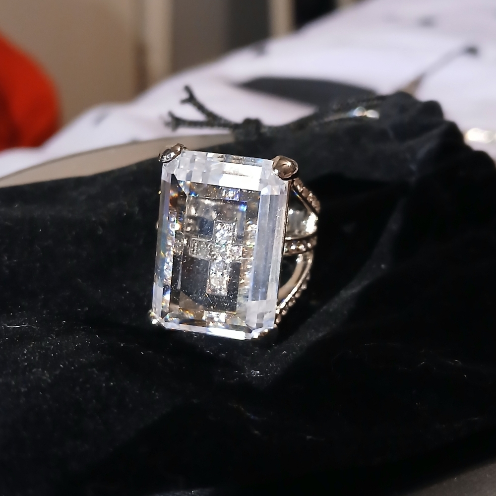 Elegant Silver and Clear Crystal Pendant